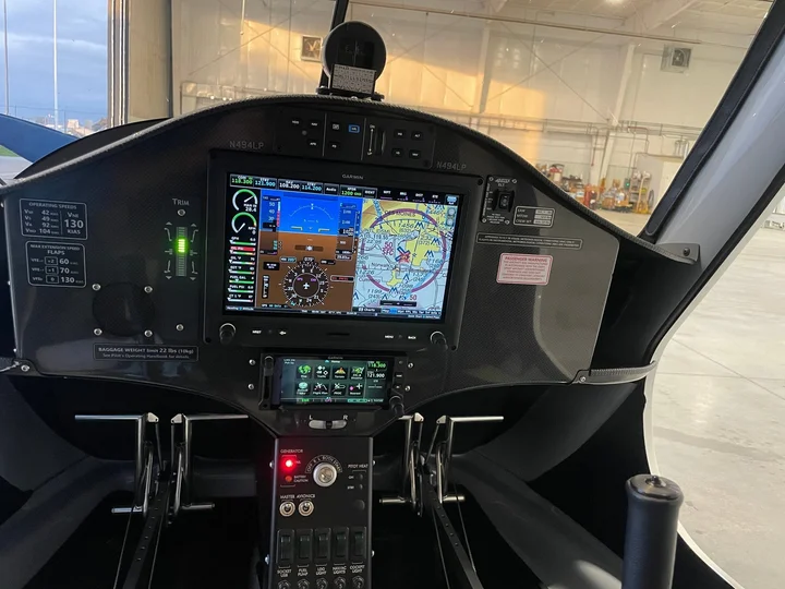 Modern glass cockpit avionics in a US Flight Co training aircraft