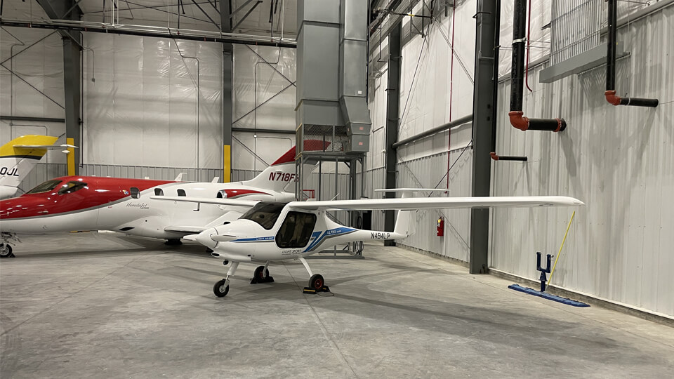 Flight Training Aircraft Next To a Honda Jet in a Hangar at the Des Moines Signature